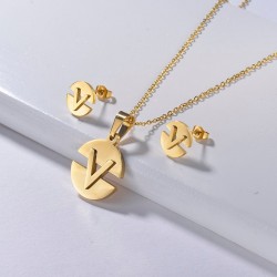 CollarCreative V letter necklace - 18k gold