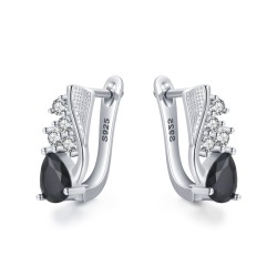 AretesPendientes elegantes de plata con cristal negro.