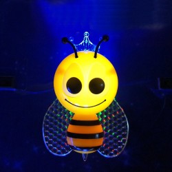 Luces & IluminaciónLuz nocturna LED - enchufe de pared - con sensor - abeja de dibujos animados