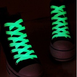 ZapatosGlowing en los cordones oscuros